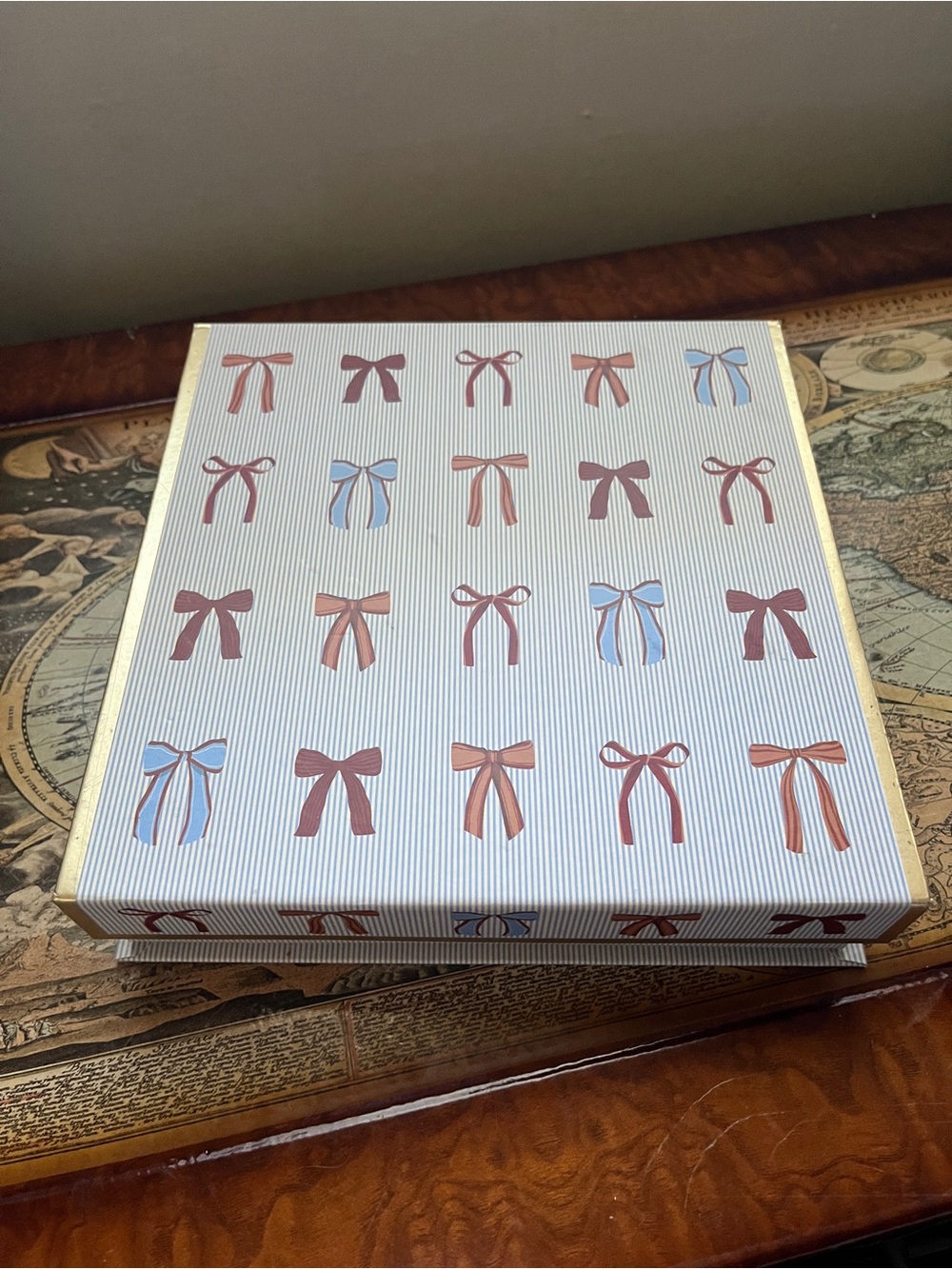 Decorative cardboard box / gift box